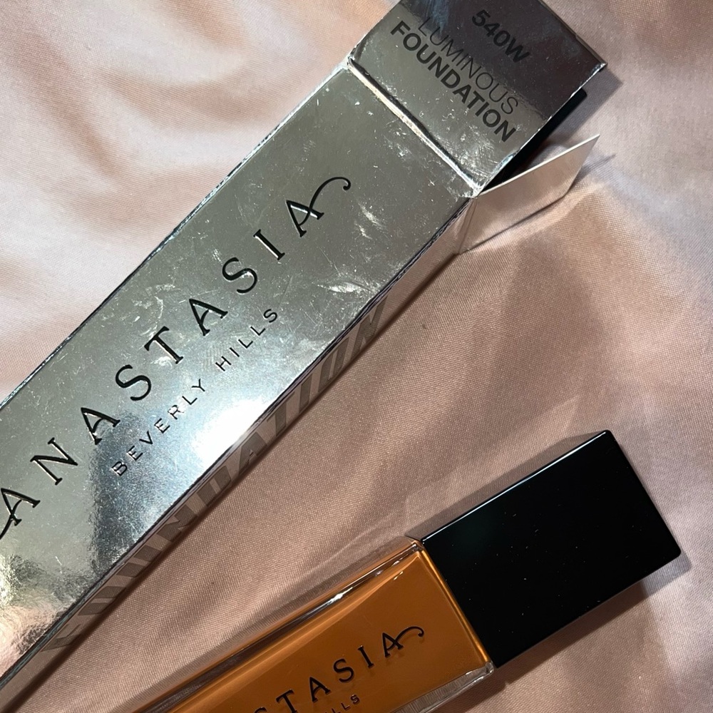 Anastasia Beverly Hills Luminous Foundation